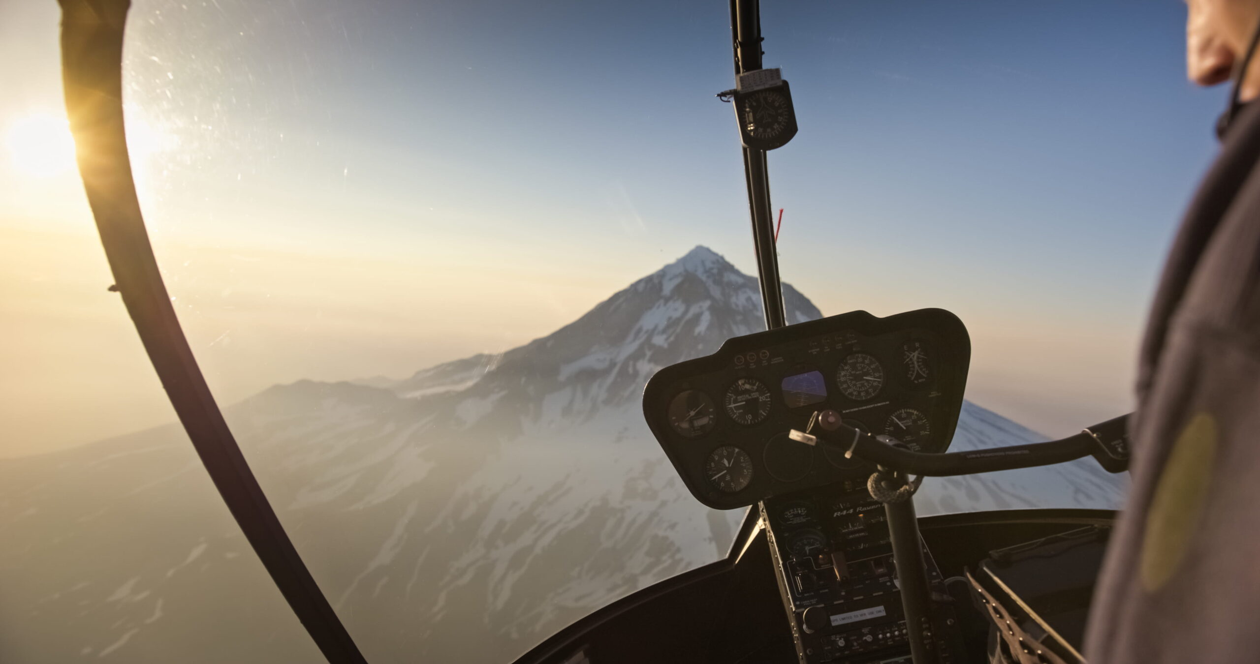 Cockpit-Ansicht mit Bergpanorama - Pilotenausbildung bei flyhaa